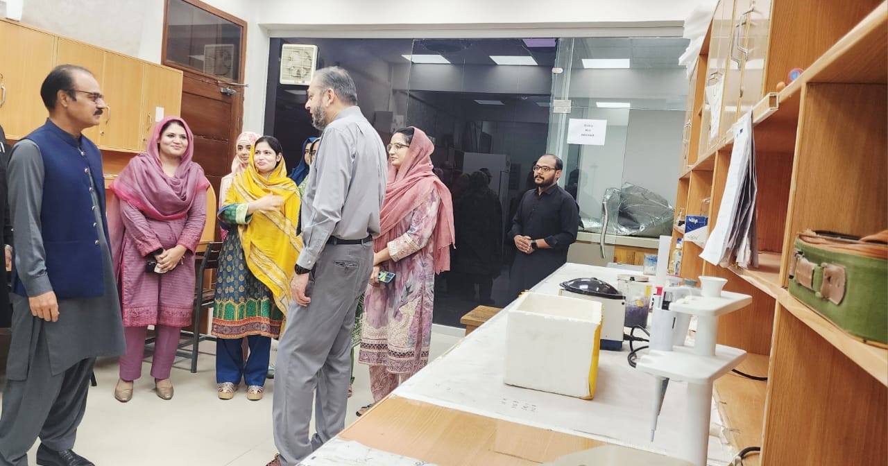 VC Prof. Dr. Muhammad Kamran observed ongoing learning activities at the Faculty of Chemical and Biological Sciences.